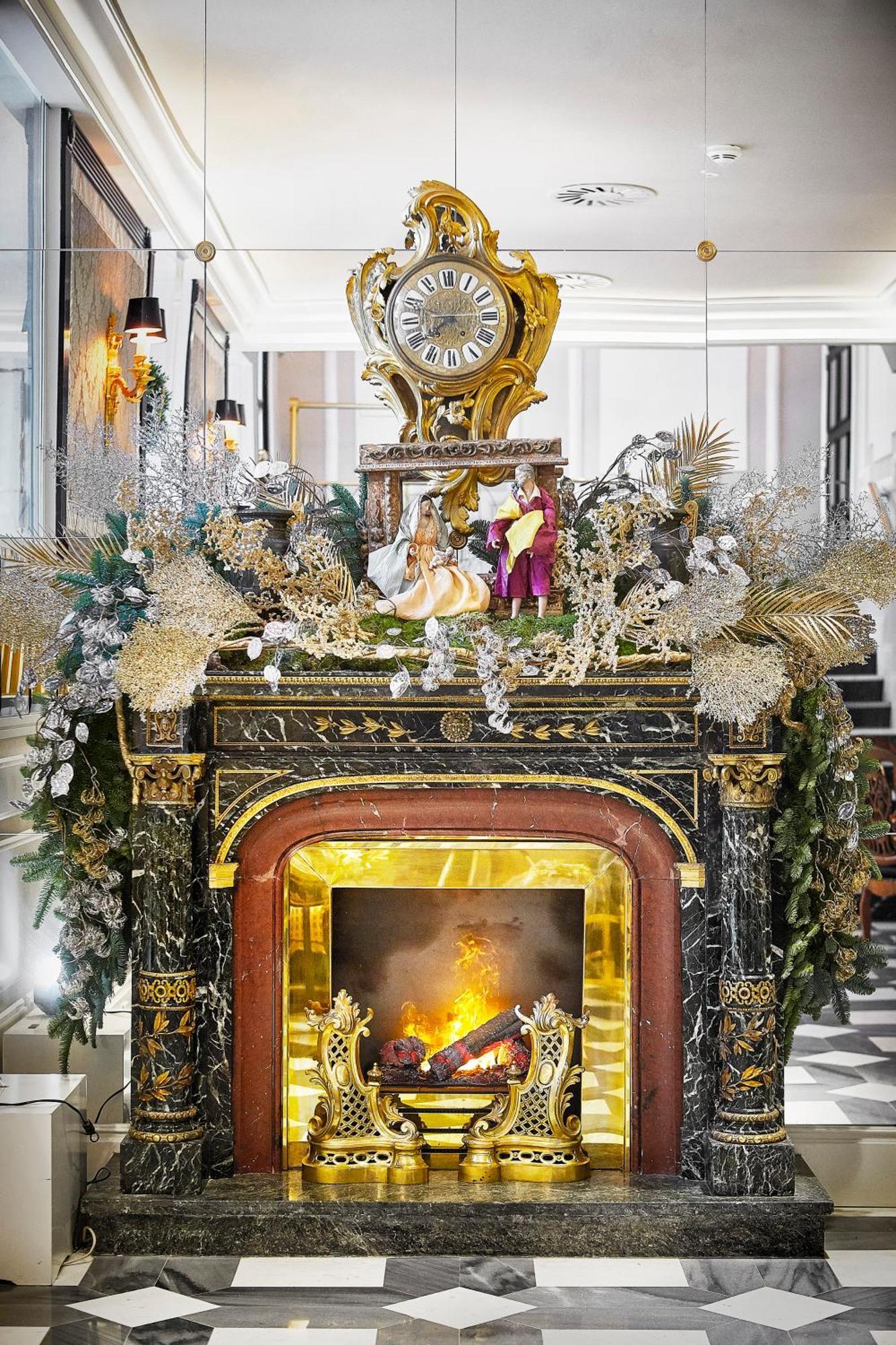 Relais & Chateaux Heritage Hotel Madryt Zewnętrze zdjęcie A fireplace decorated for Christmas