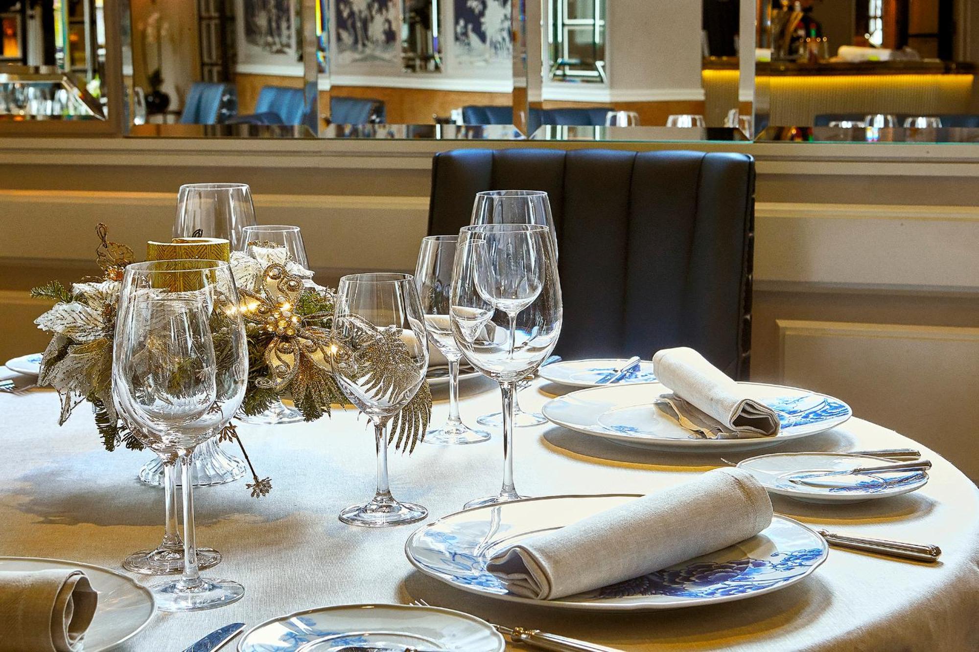 Relais & Chateaux Heritage Hotel Madryt Zewnętrze zdjęcie A table set for a formal dinner