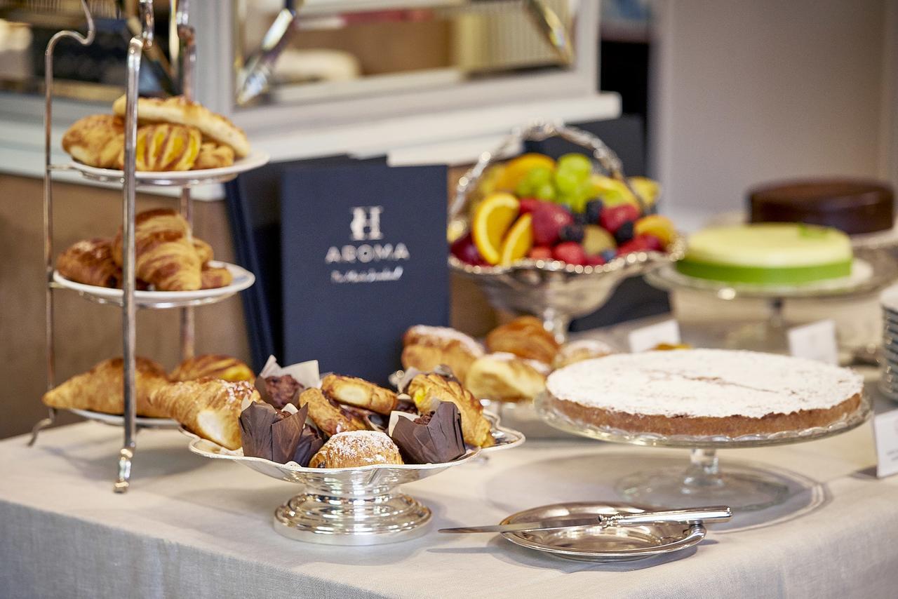 Relais & Chateaux Heritage Hotel Madryt Zewnętrze zdjęcie Afternoon tea at Aroma
